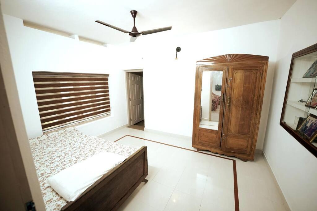 Thekkaniyil Apartment *